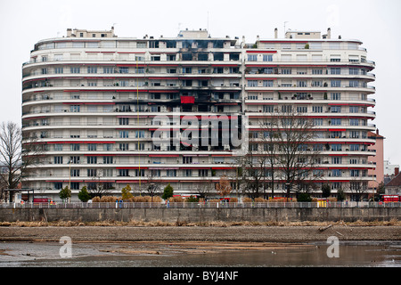 Ein Brand in einem Wohngebäude aus den 60er Jahren befindet sich in Vichy (Frankreich).  Incendie Dans un Immeuble des Années 60, À Vichy (Frankreich). Stockfoto