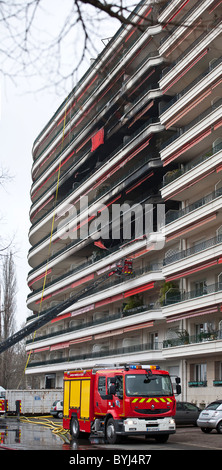 Ein Brand in einem Wohngebäude aus den 60er Jahren befindet sich in Vichy (Frankreich).  Incendie Dans un Immeuble des Années 60, À Vichy (Frankreich). Stockfoto