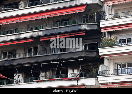 Ein Brand in einem Wohngebäude aus den 60er Jahren befindet sich in Vichy (Frankreich).  Incendie Dans un Immeuble des Années 60, À Vichy (Frankreich). Stockfoto