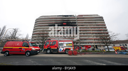 Ein Brand in einem Wohngebäude aus den 60er Jahren befindet sich in Vichy (Frankreich).  Incendie Dans un Immeuble des Années 60, À Vichy (Frankreich). Stockfoto