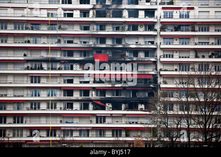 Ein Brand in einem Wohngebäude aus den 60er Jahren befindet sich in Vichy (Frankreich).  Incendie Dans un Immeuble des Années 60, À Vichy (Frankreich). Stockfoto