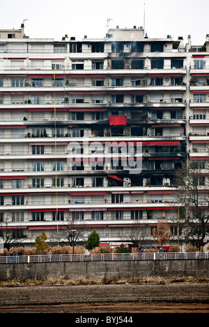 Ein Brand in einem Wohngebäude aus den 60er Jahren befindet sich in Vichy (Frankreich).  Incendie Dans un Immeuble des Années 60, À Vichy (Frankreich). Stockfoto