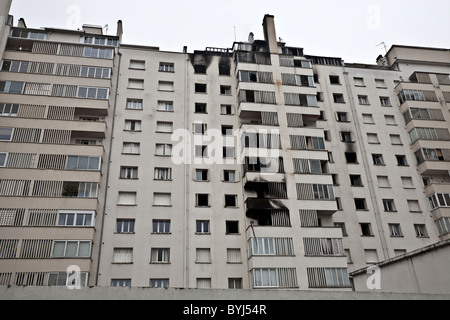 Ein Brand in einem Wohngebäude aus den 60er Jahren befindet sich in Vichy (Frankreich).  Incendie Dans un Immeuble des Années 60, À Vichy (Frankreich). Stockfoto