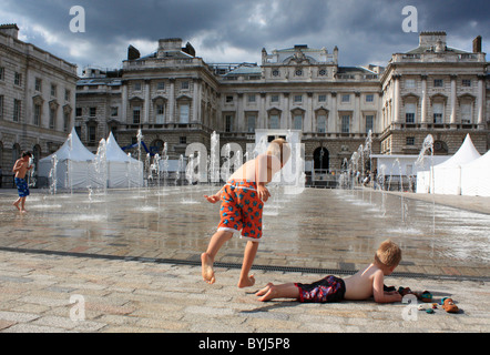 Kinder spielen im Brunnen, Somerset House, London Stockfoto