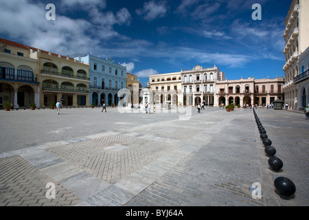 Landschaft niedrigen Winkel Ansicht Foto von Habana Vieja Plaza Shooting an einem sonnigen Tag mit blauem Himmel und weißen Wolken Stockfoto