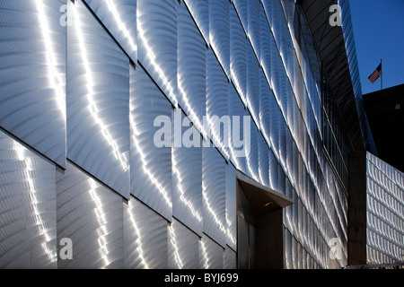 USA, Massachusetts, Boston, Sonnenlicht auf Metall äußere des New England Aquarium bei Central Wharf Boston Stockfoto