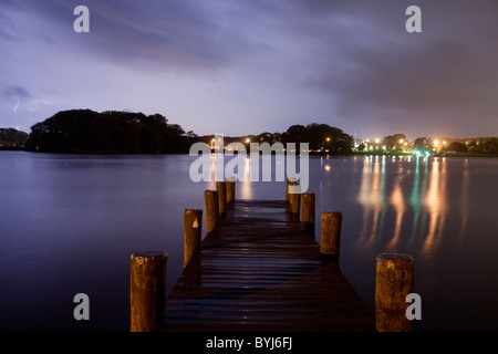 USA, Maryland, Annapolis, Gewitterwolken und Ferne Blitze über Bootssteg am Sandy State Park auf Sommernacht Stockfoto