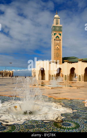 Minarett und Brunnen auf dem Platz der Hassan II Moschee mit Minarett in Casablanca Marokko Stockfoto