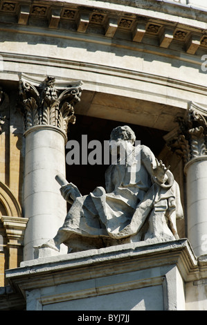 LONDON, Großbritannien - 24. MAI 2010: Statue des heiligen Paulus in der St. Paul's Cathedral London Stockfoto