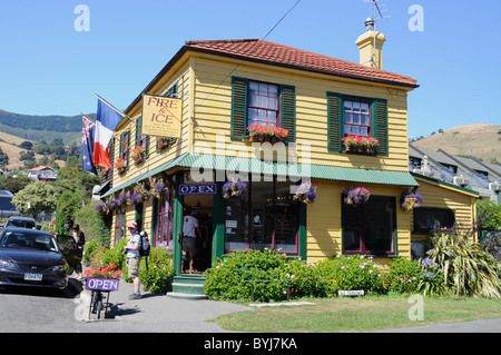 Die französische Tricolor und die neuseeländische Flagge hängen vor dem Juweliergeschäft Fire & Ice in der kleinen malerischen historischen Stadt Akaroa, und Can Stockfoto