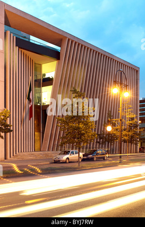 Botschaft von Mexiko beleuchtet am Abend, Berlin, Deutschland Stockfoto