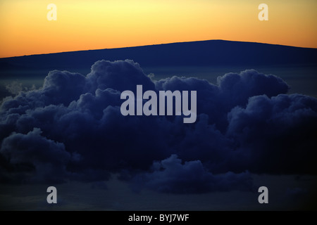 Vulkan Haleakala vor einem Sonnenaufgang. Vulkan oben über den Wolken vor einem Sonnenaufgang Stockfoto