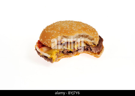 McDonald's Viertel Pfünder mit Käse mit Biss drin auf weißem Hintergrund, isoliert. Stockfoto