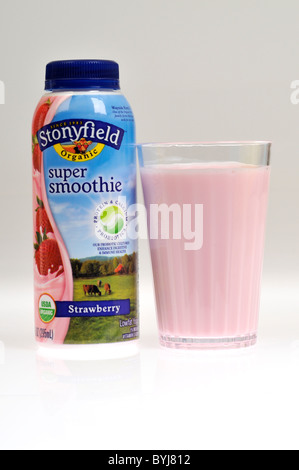 Glas Stonyfield super Smoothie mit Krug auf weißem Hintergrund, Ausschnitt. Stockfoto