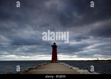 USA, Michigan, Manistique, Leuchtturm entlang Lake Michigan am stürmischen Abend Stockfoto