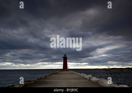 USA, Michigan, Manistique, Leuchtturm entlang Lake Michigan am stürmischen Abend Stockfoto