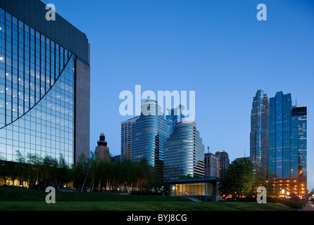 USA, Minnesota, Minneapolis, Federal Reserve Bank of Minneapolis Gebäude mit Innenstadt Wolkenkratzer im Finanzviertel Stockfoto