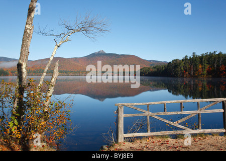 Mount Chocorua von Chocorua See in Tamworth, New Hampshire USA während der Herbstmonate. Stockfoto