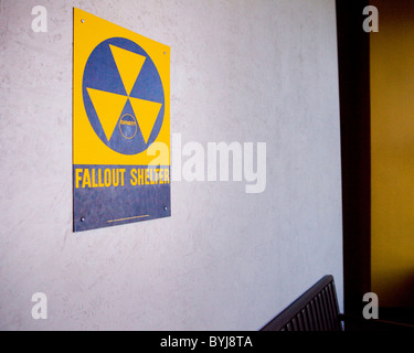 Fallout Shelter Schild an Wand - USA Stockfoto