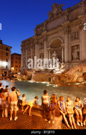 Abend am Trevi-Brunnen, Rom, Italien Stockfoto