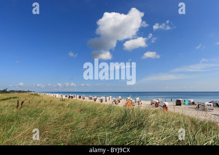 Liegestühle am Strand Stockfoto