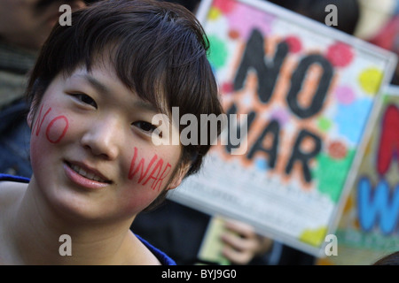 Kein Krieg und Anti-Irak-Krieg-Demonstration und des Friedens zu protestieren, in Tokio, Japan, am 8. März 2003 Stockfoto