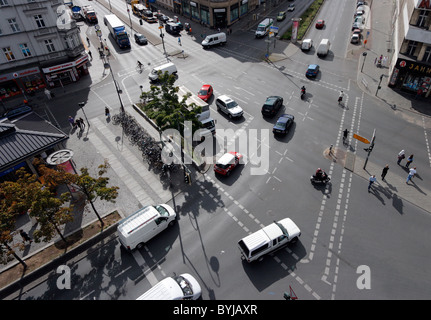 Autos an einer Kreuzung am Hermannplatz, Berlin, Deutschland Stockfoto