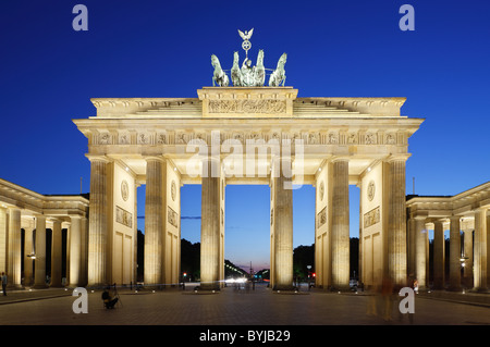 Das Brandenburger Tor in der Morgendämmerung, Berlin, Deutschland Stockfoto