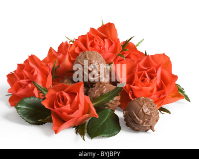 Stapel von roten Rosen und Pralinen Stockfoto