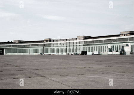 Historische Gebäude in Neustadt öffentliche Tempelhofer Park auf Gelände des berühmten ehemaligen Flughafen Tempelhof in Berlin Deutschland Stockfoto