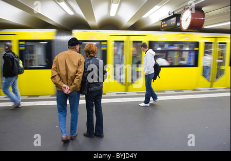 Menschen am Alexanderplatz U-Bahnstation, Berlin, Deutschland Stockfoto