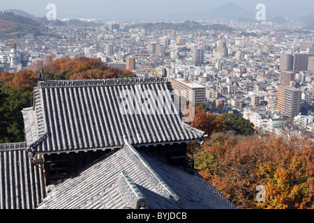 Blick auf die Stadt Matsuyama, von Matsuyama Schloss, Shikoku, Japan gesehen. Stockfoto