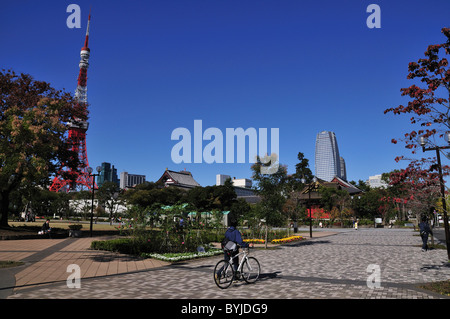 Shiba Park und den Tokyo Tower Stockfoto