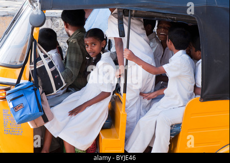 Indische Autorikscha voller Schulkinder. Andhra Pradesh, Indien Stockfoto