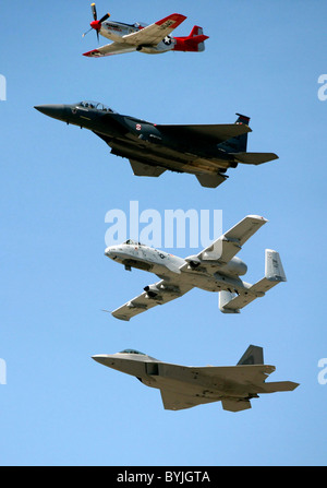 US-Luftwaffe Erbe Flug von Top p-51, f-22 Raptor, f-15 Strike Eagle und a-10 Thunderbolt 42. Point Mugu Airshow am Stockfoto