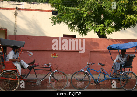 Rote und blaue Rikschas in der indischen Stadt Agra Stockfoto