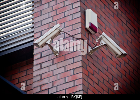 Zwei Überwachungskameras auf Ziegelmauer befestigt Stockfoto