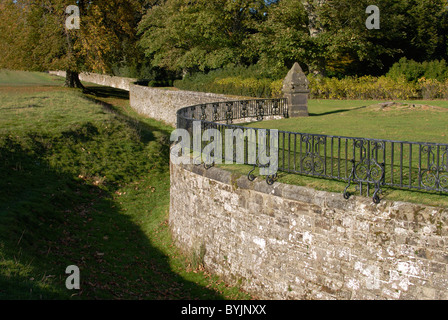 Architektonische Besonderheit von Graben und Mauer, bekannt als "ha-ha' im englischen Garten. West Sussex. England Stockfoto