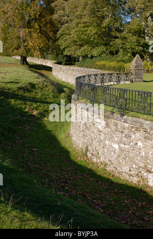 Architektonische Besonderheit von Graben und Mauer, bekannt als "ha-ha' im englischen Garten. West Sussex. England Stockfoto