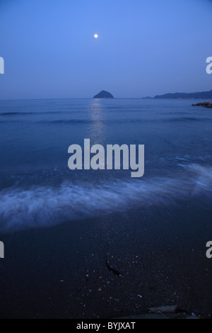 Vollmond über Meer Stockfoto