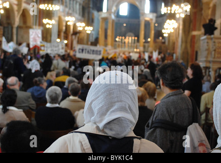 Hochamt für Einwanderer von Kardinal Cormac Murphy O'Connor auf der Demonstration für die Legalisierung von Einwanderern und Stockfoto