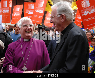 Tom Butler, Bischof von Southwark und Kardinal Cormac Murphy O'Connor Demonstration für die Legalisierung von Einwanderern und gleich Stockfoto