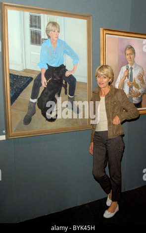 Selina Scott Royal Society of Portraitmaler - Fototermin in der Mall Galleries. Promis posieren für Kameras vor der show Stockfoto