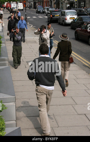 GRANT verhaftet über PAPARAZZO Angriff Hugh Grant wurde verhaftet und nach einem angeblich Angriff von Polizei verhört ein Stockfoto