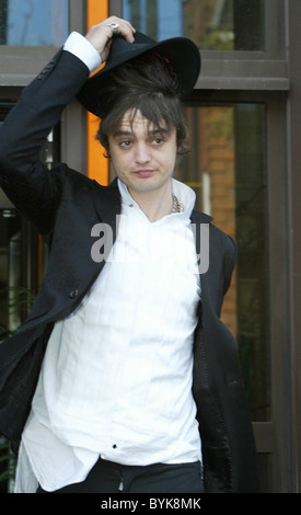 Pete Doherty verlassen Themse Magistrates Court nach einer Überprüfung seines Fortschritts in seinem Kampf gegen die Drogensucht Stockfoto