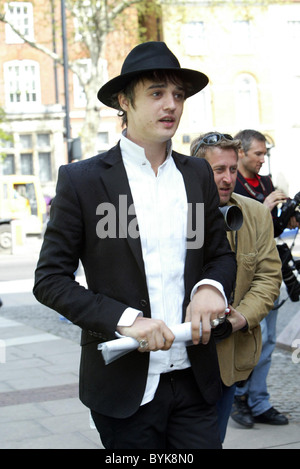 Pete Doherty verlassen Themse Magistrates Court nach einer Überprüfung seines Fortschritts in seinem Kampf gegen die Drogensucht Stockfoto