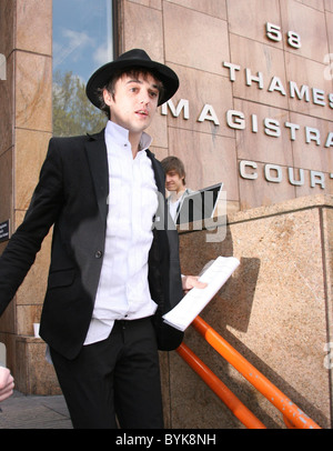 Pete Doherty verlassen Themse Magistrates Court nach einer Überprüfung seines Fortschritts in seinem Kampf gegen die Drogensucht Stockfoto