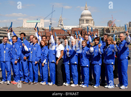 Dame Kelly Holmes die doppelte olympisches Gold Medaillengewinner bei einem Fototermin zu helfen, einen Round-the-World-Staffellauf in der Tate starten Stockfoto