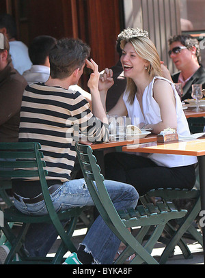 Claire Danes und Hugh Dancy Freund in einem Restaurant zu Mittag und machen Sie einen Spaziergang durch Manhattan New York City, USA Stockfoto