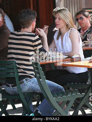 Claire Danes und Hugh Dancy Freund in einem Restaurant zu Mittag und machen Sie einen Spaziergang durch Manhattan New York City, USA Stockfoto